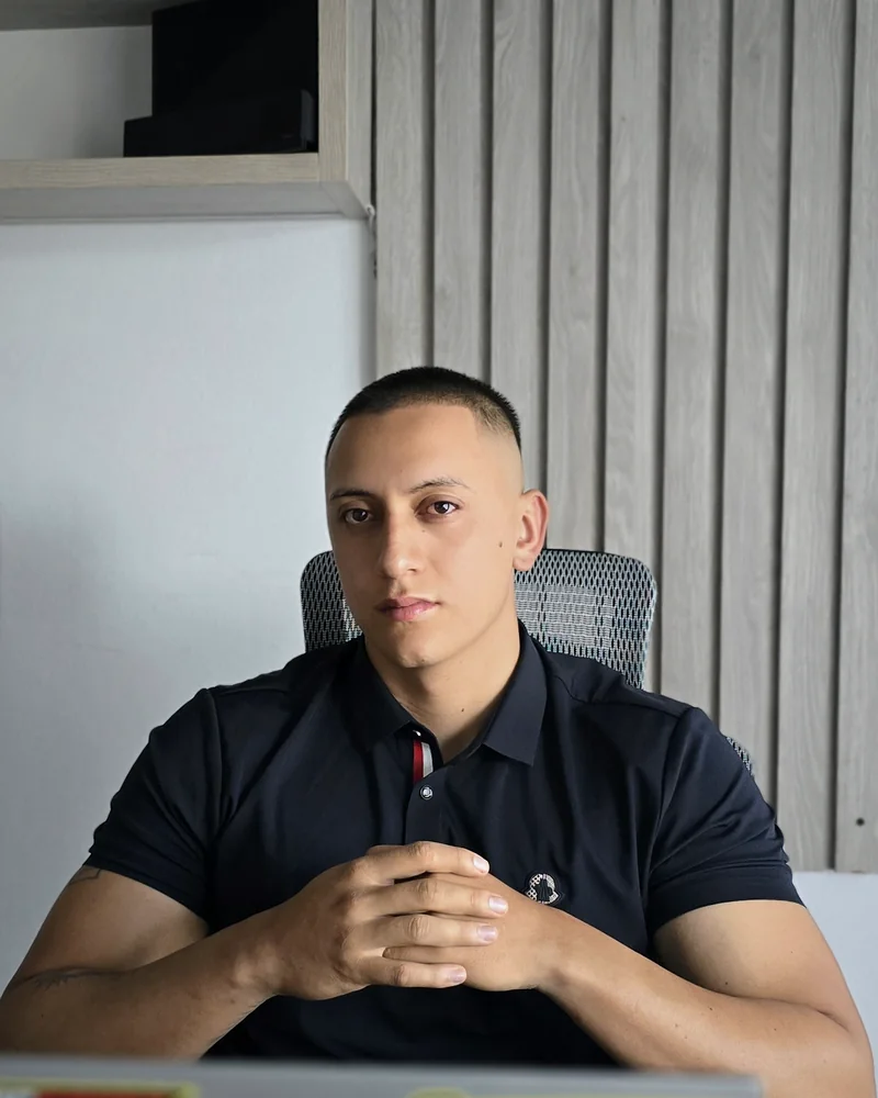Alejandro Vega, fundador de Nova Logic, en su escritorio de trabajo